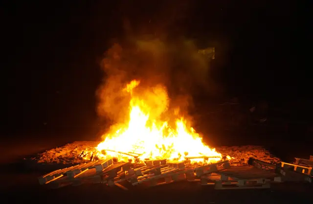 Das traditionelle Hexenfeuer auf dem Parkplatz vom MaTriX. Gegen Mitternacht war dieses leider schon am ausbrennen. | Foto: Peter Schneider
