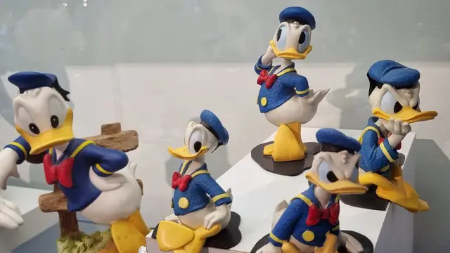 "Karlshausen Entenruhe": Regierungspräsidium Karlsruhe und „Börsenverein des Buchhandels Baden-Württemberg“ stellen bis Sonntag, 28. Juni 2026, im Regierungspräsidium am Karlsruher Rondellplatz Donald Duck und andere Comic-Figuren in den Mittelpunkt einer Ausstellung, bei der der Karlsruher Donald Duck-Sammler Martin Wacker auch Teile seiner Kollektion präsentiert. | Foto: www.jowapress.de