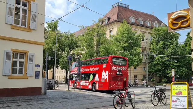 Die Sehenswürdigkeiten der Stadt in Durlach erkunden: Die "Mutter Karlsruhes" verzaubert mit historischem Charme. Gemütlich lässt sich durch die malerische Altstadt mit Fachwerkhäusern, über den Marktplatz und entlang der Stadtmauer schlendern. Die Karlsburg (hier im Bild), das alte Schloss, beherbergt das Pfinzgaumuseum - nebenan ist die Oase Schlossgarten mit einem angenehmen Sommercafé. Absolutes Highlight in Durlach bleibt der Turmberg: Da die Bergbahn wegen Umbaus pausiert, gelangt man per Auto, mit der roten Hop-On/Hop-Off-CityTour oder sportlich über die "Hexenstäffele" zur weithin sichtbaren Anhöhe, die eine tolle Terrasse hat. | Foto: www.jowapress.de