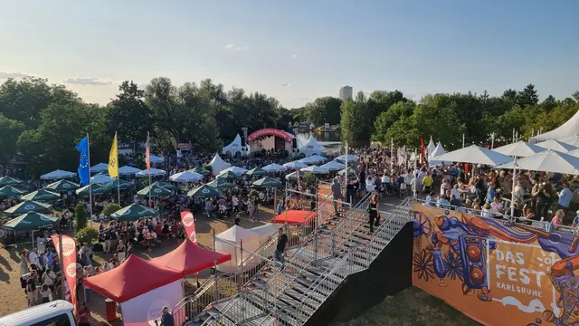 Blick auf die Weinterrasse und die Anlage auf dem Fest-Gelände: Am Donnerstag geht es los: Alles ist bereit für vier Tage Familienfestival! 
Rund 250.000 Besucherinnen und Besucher werden erwartet. Mehr als 70 Prozent des gesamten Programms sind kostenfrei zugänglich – von der Kulturbühne über die Feldbühne und den FEST-Floor bis hin zum Sportpark, der Infomeile, dem Kinder- und Kulturbereich und den India Summer Days | Foto: www.jowapress.de