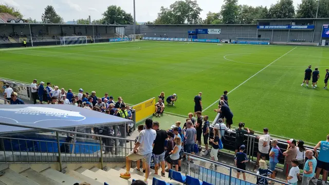 Die Mannschaft erkundet den Platz im Dietmar-Hopp-Stadion | Foto: www.jowapress.de