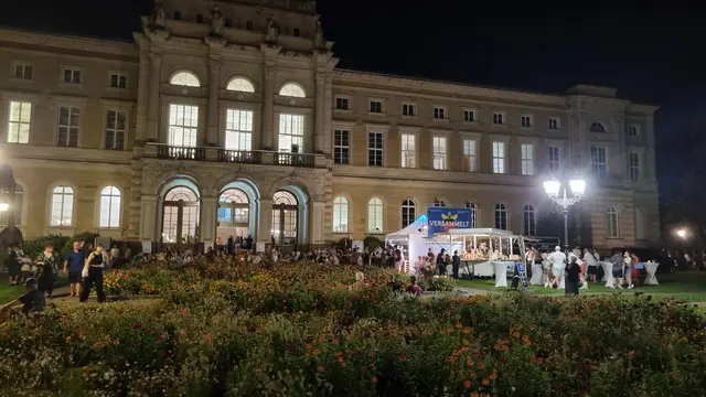 Viel Trubel in Karlsruhe: Am Naturkundemuseum ist der zentrale Umstiegsort der beiden "KAMUNA-Linien", die die Museen und Einrichtungen verbinden. | Foto: www.jowapress.de