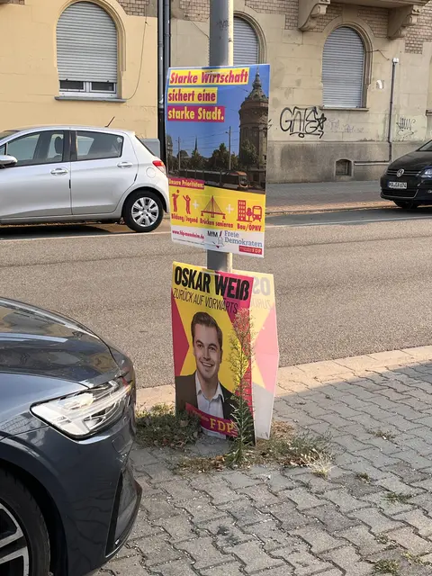 Die FDP plakatiert derzeit in ganz Mannheim ihre Prioritäten. Alte Plakate abzuhängen gehört scheinbar nicht dazu. ZwinkerSmiley. | Foto: Aljoscha Kertesz