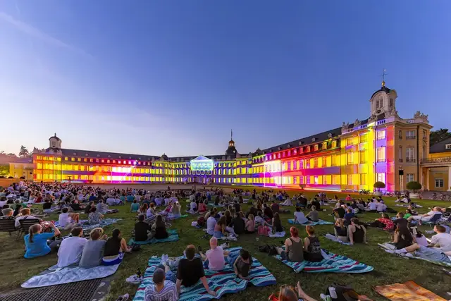 Karlsruhe. Die Schlosslichtspiele Karlsruhe befassen sich im Weinbrenner-Jahr 2026, dem 200. Todesjahr des Karlsruher Architekten und Stadtbaumeisters Friedrich Weinbrenner, mit den Themen Architektur und Stadtraum. Unter dem Motto „Lightyard Stories: Visionen urbaner Lebensräume“ feiern die Schlosslichtspiele - vom 13. August (Opening) bis 13. September 2026 - die Architektur der Stadt, das Leben und die Kultur, die sie hervorbringt. Auch im zwölften Jahr gibt es neue Shows - und seit dem Stadtgeburtstag 2015 wurden dadurch knapp drei Millionen Besucherinnen und Besucher vor das Karlsruher Schloss gezogen - zu einem künstlerischen Sommer-Highlight im Südwesten, das weit über die Stadt- und Landesgrenzen hinaus strahlt. | Foto: Schlosslichtspiele/Jürgen Rösner