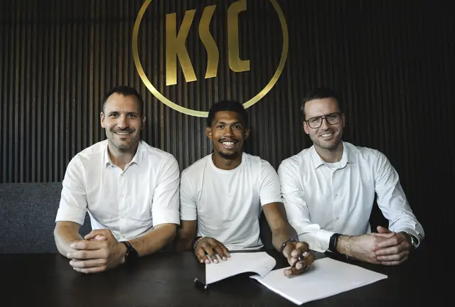 Der 26-jährige Innenverteidiger Sandro Trémoulet kommt vom serbischen Verein FK Radnik Surdulica zum KSC. Geboren ist der 1,90 m lange Trémoulet in Frankreich, doch er spielt in der Nationalmannschaft (zehn Einsätze) von Madagaskar. Nach Einsätzen in französischen Clubs - Sporting Club Sétois, FU Narbonne, Vannes OC und Le Crès FC - spielte Trémoulet für FC Ararat Yerevan in Armenien und RFC Seraing in Belgien. "Bereits beim Familientag habe ich einen ersten Eindruck davon bekommen, welche Power und Energie hier rund um den Club herrscht. Das hat mich begeistert!"

Vertrag unterzeichnet (v.l.): Geschäftsführer Sport Mario Eggimann, Neuzugang Sandro Tremoulet und Direktor Profifußball Timon Pauls.
 | Foto: KSC