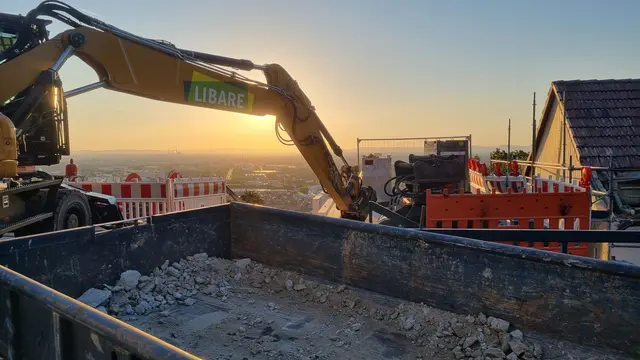 Blick über Durlach und Karlsruhe - an der Turmbergbahn. Seit April laufen Abriss und Rückbau der alten, historischen Anlage inklusive Stationen. 
Der eigentliche Neubau der verlängerten und modernen Bahn ist für Oktober 2026 geplant - eine Inbetriebnahme der neuen automatisierten Turmbergbahn (mit Neigetechnik) mit mehr Platz in der Kabine dann wohl 2028. | Foto: www.jowapress.de