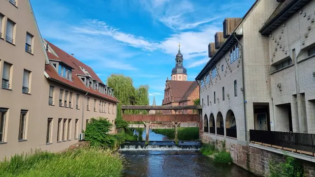 Bei dieser Holzbrücke über die Alb im Herzen der Ettlinger Altstadt beim Rathaus handelt es sich um eine historische, überdachte Wehranlage. Früher diente sie als funktionales Wehr, um den Wasserstand des Flusses zu regulieren. Heute ist die historische Anlage stillgelegt, dient als malerisches Wahrzeichen und Fotomotiv - ist aber nicht mehr begehbar!  | Foto: www.jowapress.de