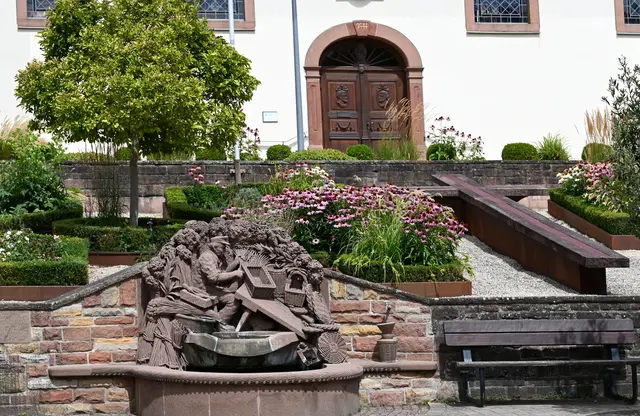 Korbmacherbrunnen vor der Pfarrkirche St. Leo in Schaidt | Foto: Andrea Abt